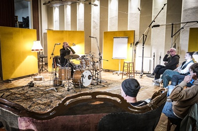 eine Workshop-Situation im Saal: Max Gebhardt erklärt seine Herangehensweise an Drum Recording