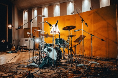 Drum-Aufnahme-Setup mit vielen Mikrofonen