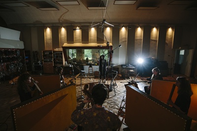 Der Aufnahmeraum mit einem klassischen Ensemble und Blick durch die Regie in den Garten