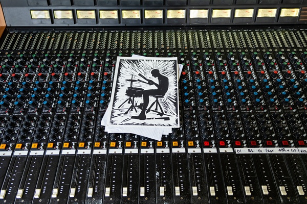 der Aufnahmesaal des Studio Nord mit Schlagzeug, Bassverstärker und Steinway-Flügel